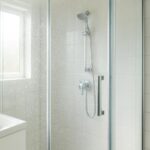 Jak dbać o szyby prysznicowe, by zawsze lśniły?